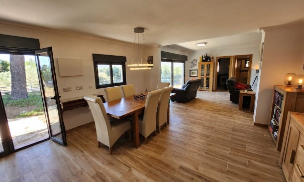 Återförsäljning - Fristående villa -
Villena