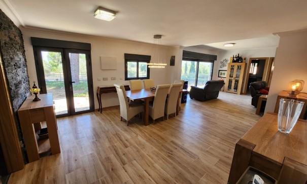 Återförsäljning - Fristående villa -
Villena