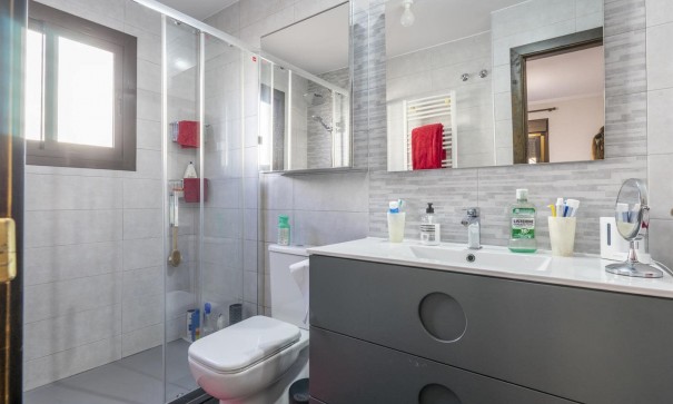 Resale - Stadthaus -
SAN CAYETANO