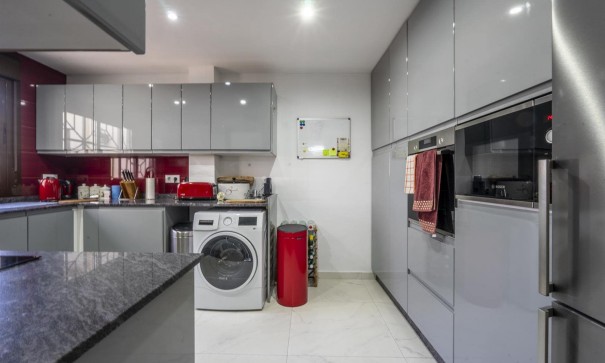 Resale - Stadthaus -
SAN CAYETANO