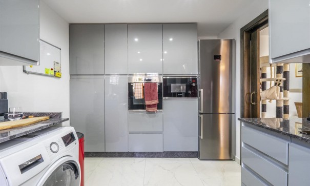 Resale - Stadthaus -
SAN CAYETANO