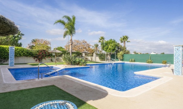 Resale - Stadthaus -
SAN CAYETANO