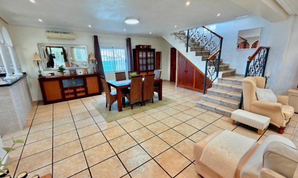 Sprzedaż - Willa wolnostojąca -
Hondón de las Nieves