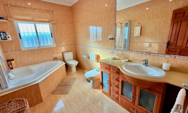 Sprzedaż - Willa wolnostojąca -
Hondón de las Nieves