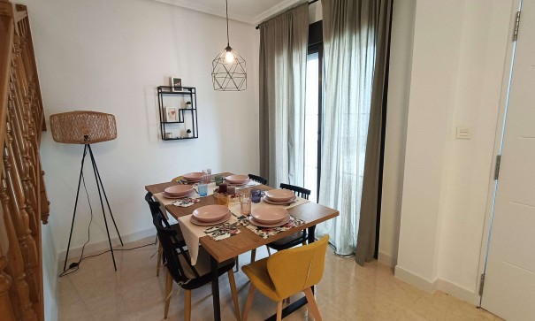 Resale - Stadthaus -
San Miguel de Salinas - Ciudad de las comunicaciones