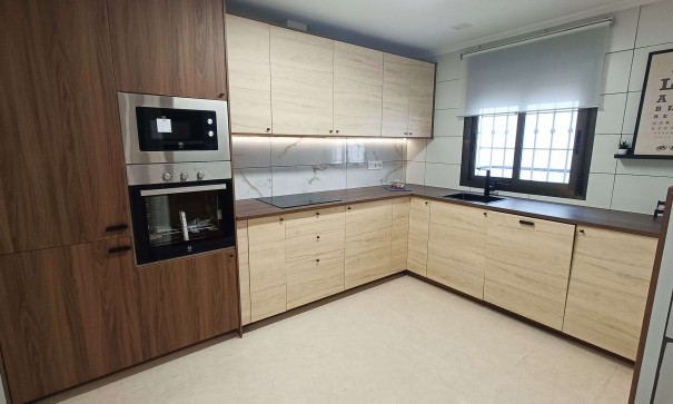 Resale - Stadthaus -
San Miguel de Salinas - Ciudad de las comunicaciones