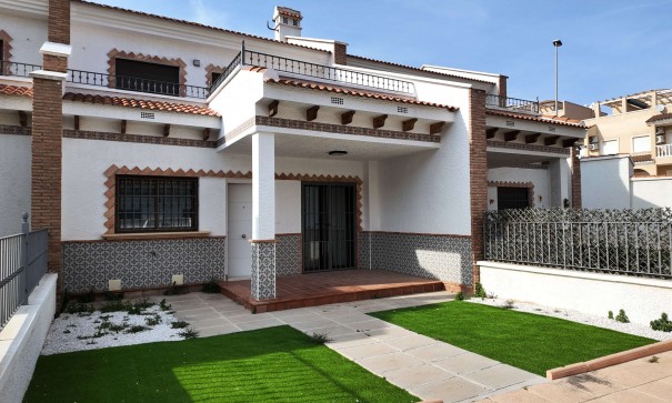 Resale - Stadthaus -
San Miguel de Salinas - Ciudad de las comunicaciones