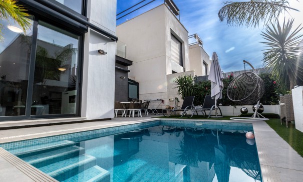 Herverkoop - Vrijstaande Villa -
Villamartín - Pau 26