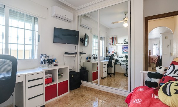 Herverkoop - Vrijstaande Villa -
Guardamar del Segura - El Raso