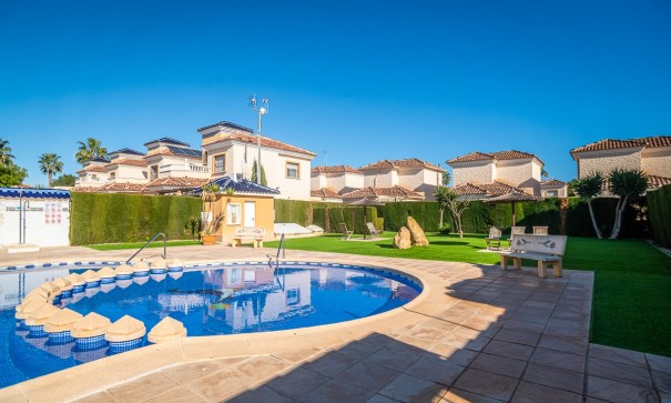 Herverkoop - Vrijstaande Villa -
Guardamar del Segura - El Raso