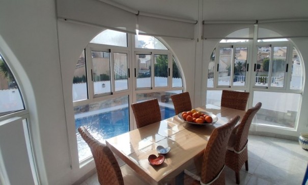 Venta - Chalet Independiente -
Rojales