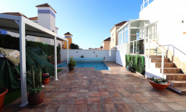Resale - Freistehende Villa -
Orihuela Costa - Villamartin