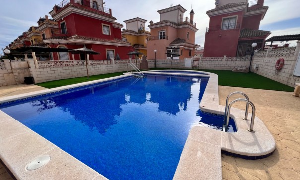 Herverkoop - Halfvrijstaande villa -
Los Montesinos - La herrada