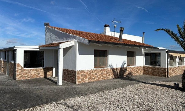 Återförsäljning - Fristående villa -
Villena