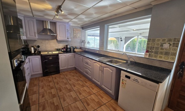 Återförsäljning - Fristående villa -
Villena