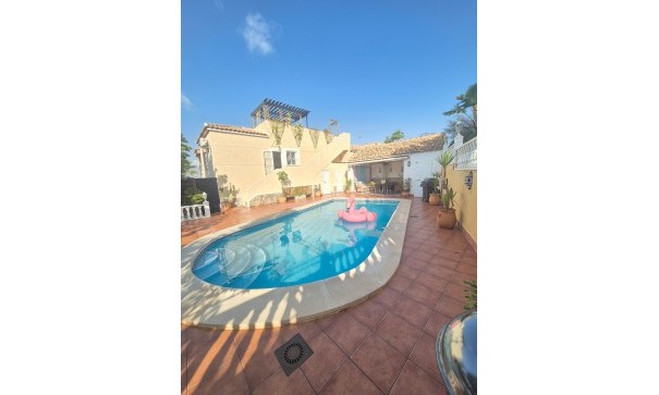 Videresalg - Fritliggende villa -
San Miguel de Salinas