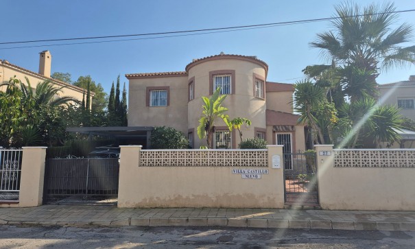 Videresalg - Fritliggende villa -
San Miguel de Salinas