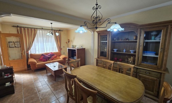 Videresalg - Byhus -
SAX