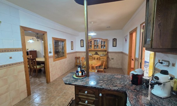 Videresalg - Byhus -
SAX