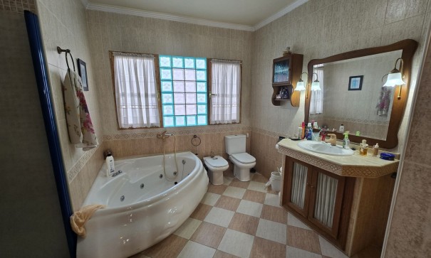 Videresalg - Byhus -
SAX