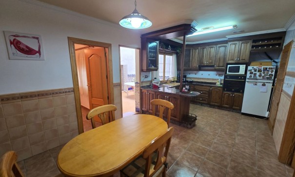 Videresalg - Byhus -
SAX