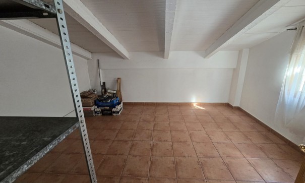 Videresalg - Byhus -
SAX