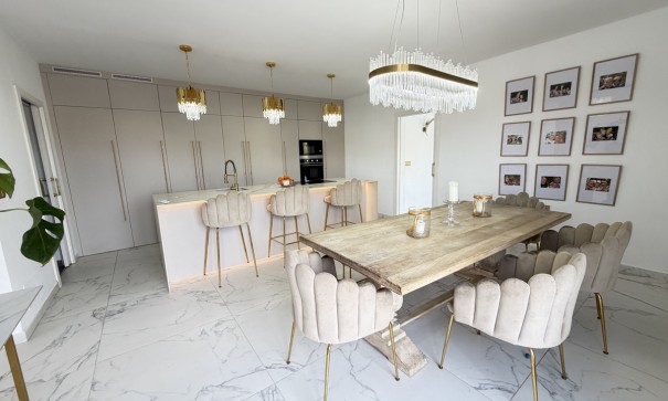 Videresalg - Fritliggende villa -
Villamartín