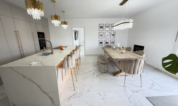 Videresalg - Fritliggende villa -
Villamartín