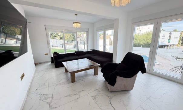 Videresalg - Fritliggende villa -
Villamartín