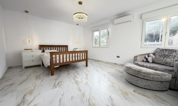 Videresalg - Fritliggende villa -
Villamartín