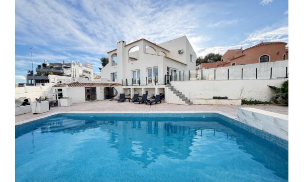 Videresalg - Fritliggende villa -
Villamartín