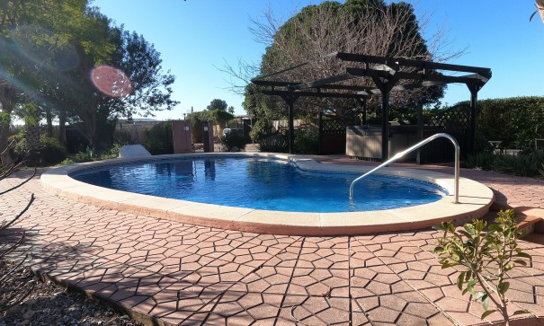 Återförsäljning - Finca lantlig egendom -
Orihuela