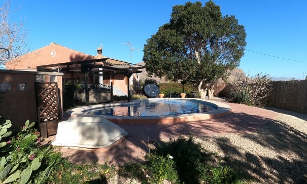 Återförsäljning - Finca lantlig egendom -
Orihuela