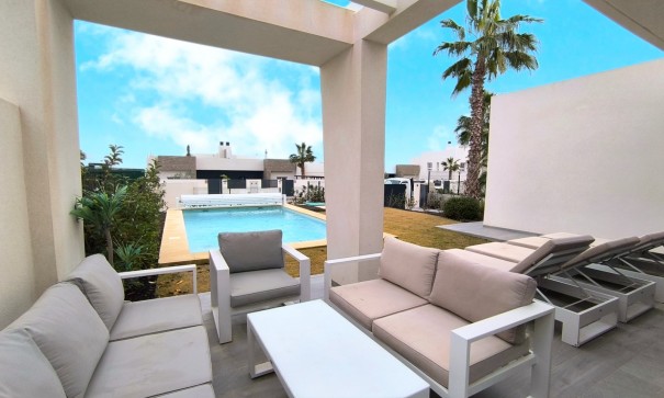 Venta - Chalet Independiente -
Algorfa