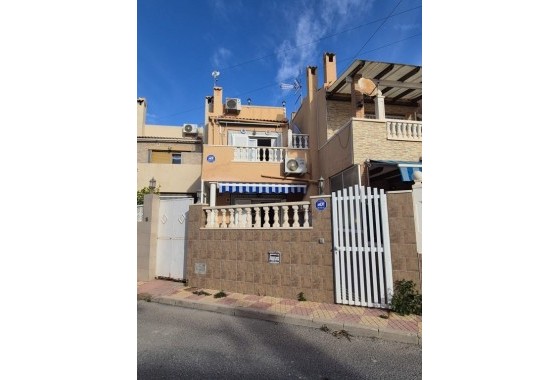 Venta - Casa de pueblo -
La Rosaleda