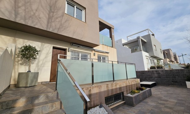 Venta - Chalet Independiente -
Torrevieja