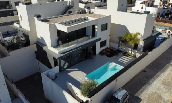 Venta - Chalet Independiente -
Algorfa