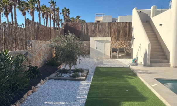 Venta - Chalet Independiente -
Algorfa