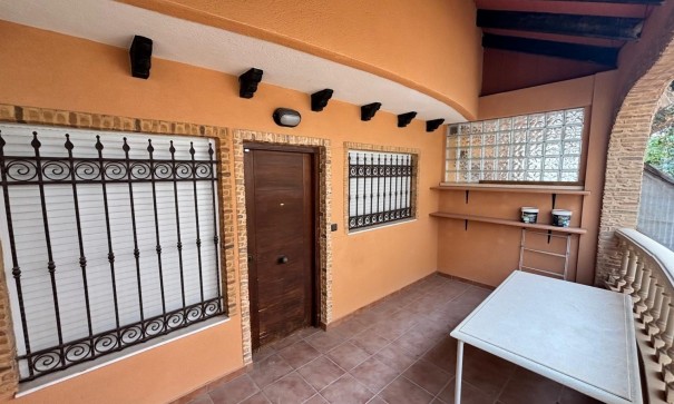 Venta - Casa de pueblo -
Guardamar del Segura - Urbanizaciones