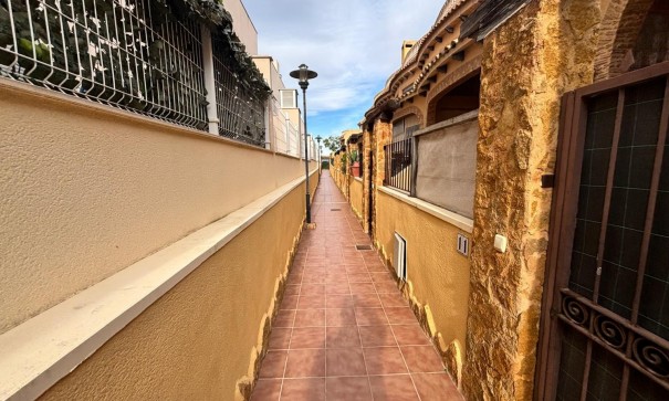 Venta - Casa de pueblo -
Guardamar del Segura - Urbanizaciones