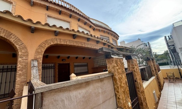 Venta - Casa de pueblo -
Guardamar del Segura - Urbanizaciones