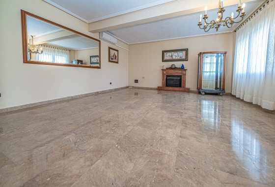 Herverkoop - Halfvrijstaande villa -
Torrevieja - El chaparral