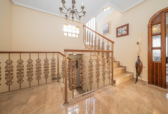 Herverkoop - Halfvrijstaande villa -
Torrevieja - El chaparral