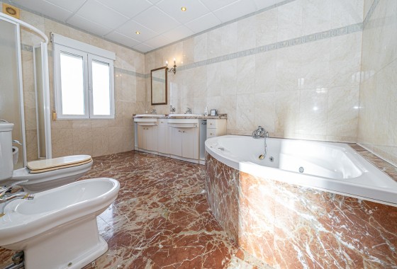 Herverkoop - Halfvrijstaande villa -
Torrevieja - El chaparral