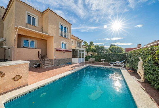 Herverkoop - Halfvrijstaande villa -
Torrevieja - El chaparral