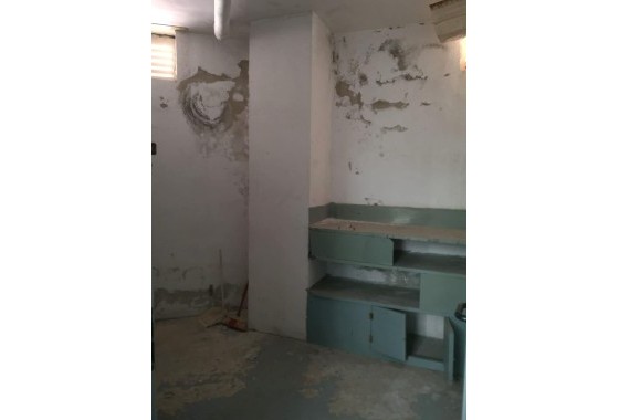 Herverkoop - Opslagruimte -
Torrevieja - Estacion de autobuses