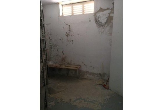 Herverkoop - Opslagruimte -
Torrevieja - Estacion de autobuses