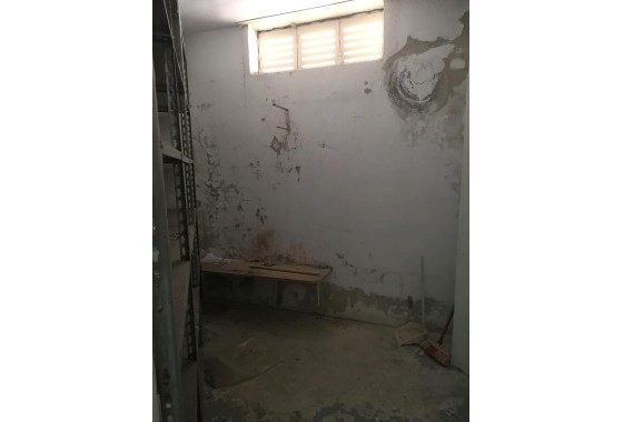 Herverkoop - Opslagruimte -
Torrevieja - Estacion de autobuses