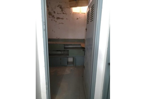 Herverkoop - Opslagruimte -
Torrevieja - Estacion de autobuses