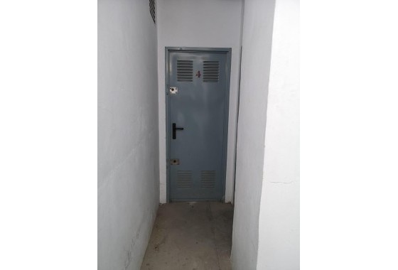 Herverkoop - Opslagruimte -
Torrevieja - Estacion de autobuses